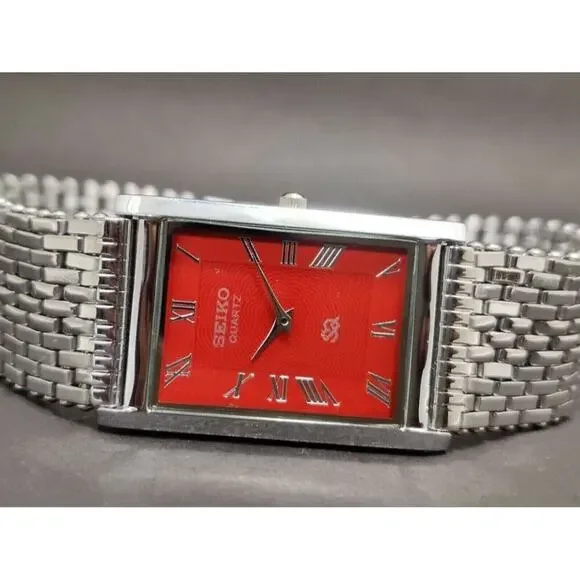 Vintage Style Seiko Quartz Mens Silver Watch & Red accents W/ Metal Strap - Picture 2 of 8